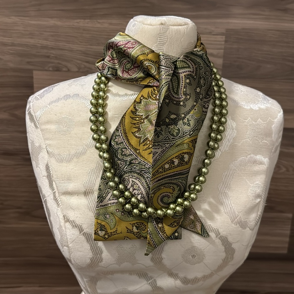 Vintage Necklace Faux Pearls Green Attached to Silk Abstract Scarf - Picture 4 of 17